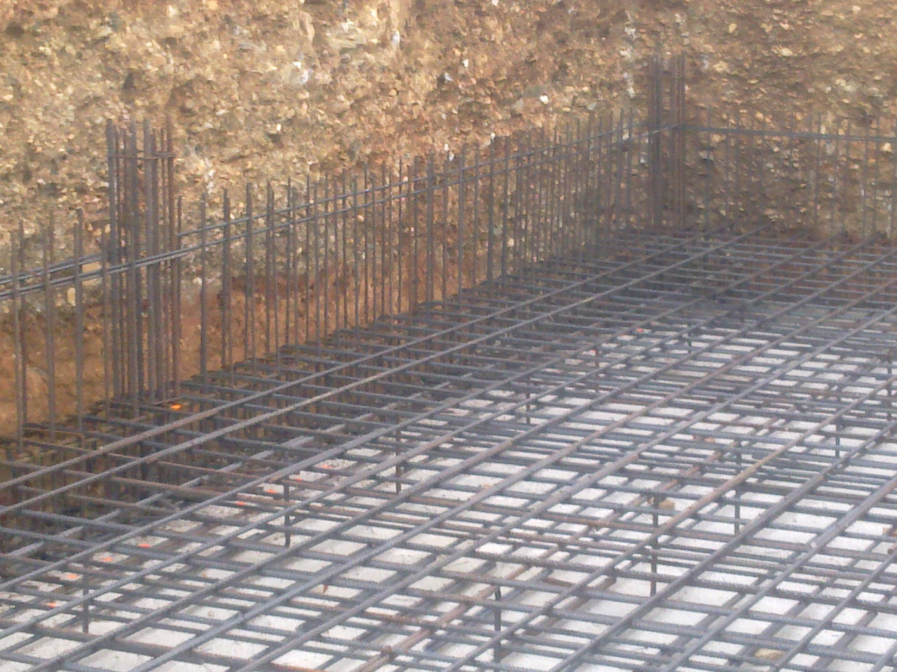 Montaje de armadura de ferralla en losa de cimentación para sótano en vivienda unifamiliar en Viñuela, Málaga